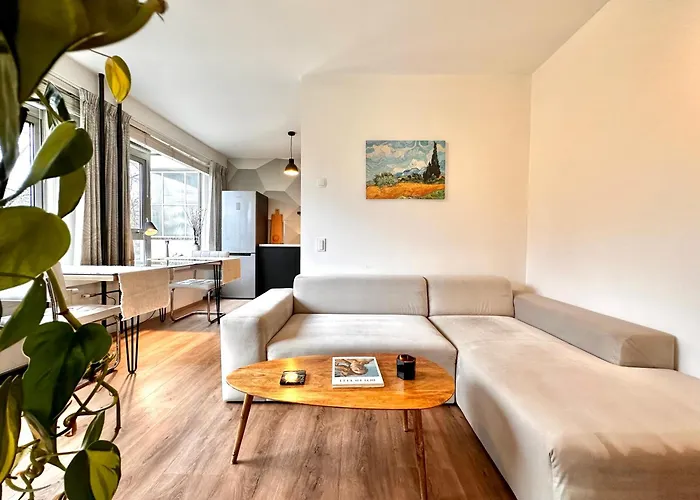 Cozy Retreat With Park Views And Free Parking