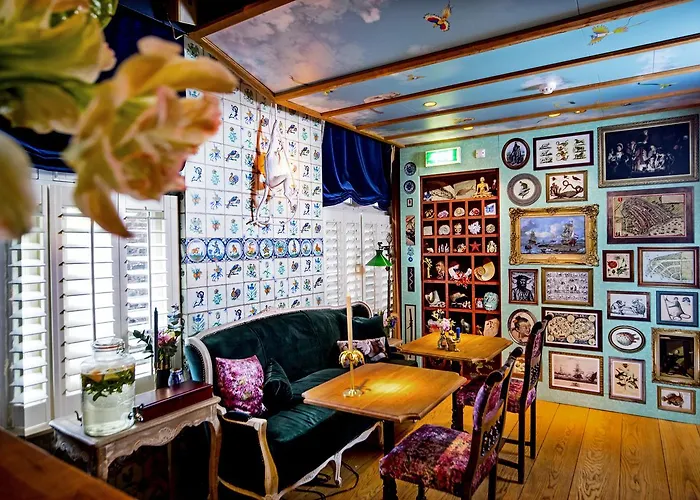 Rosalia\'S Menagerie Cocktail Bar & Innupstairs