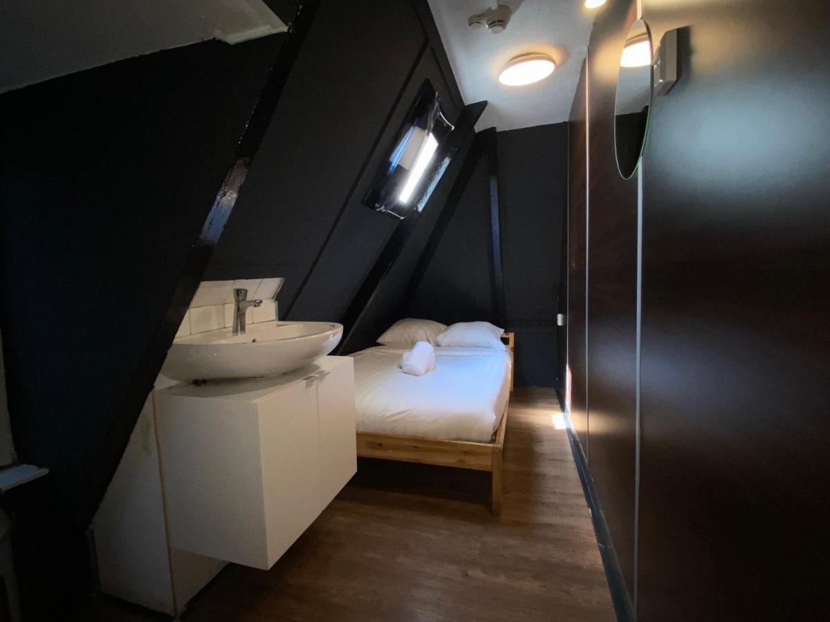 Utopia Hostel *