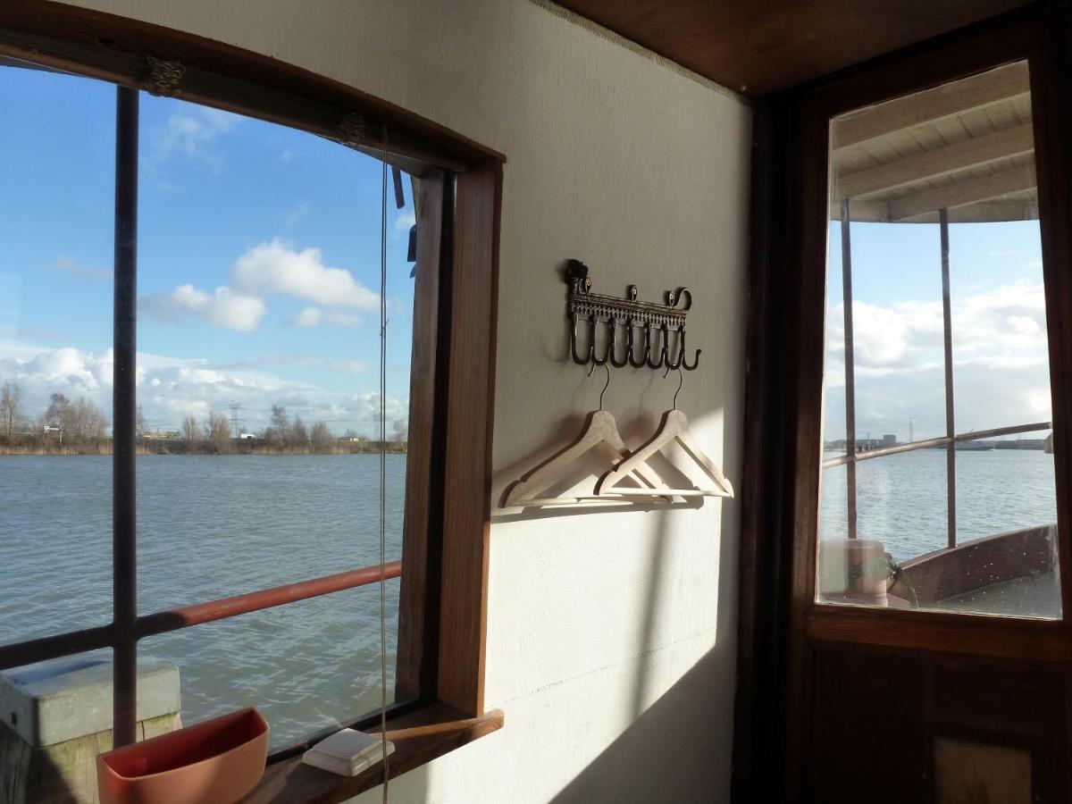 Bed & Breakfast Bed In Boat *