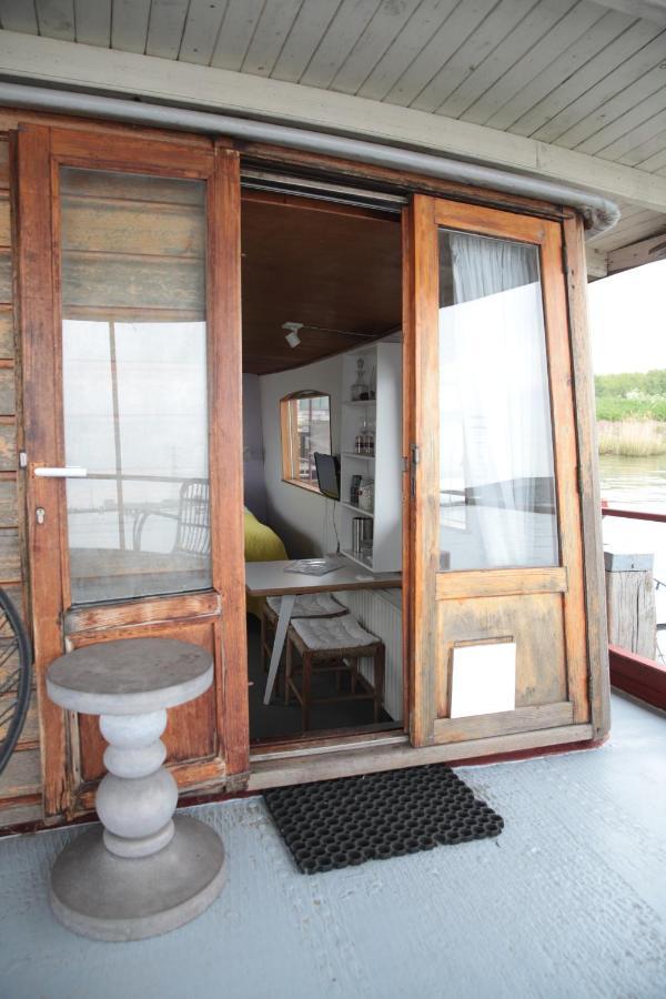 Bed & Breakfast Bed In Boat