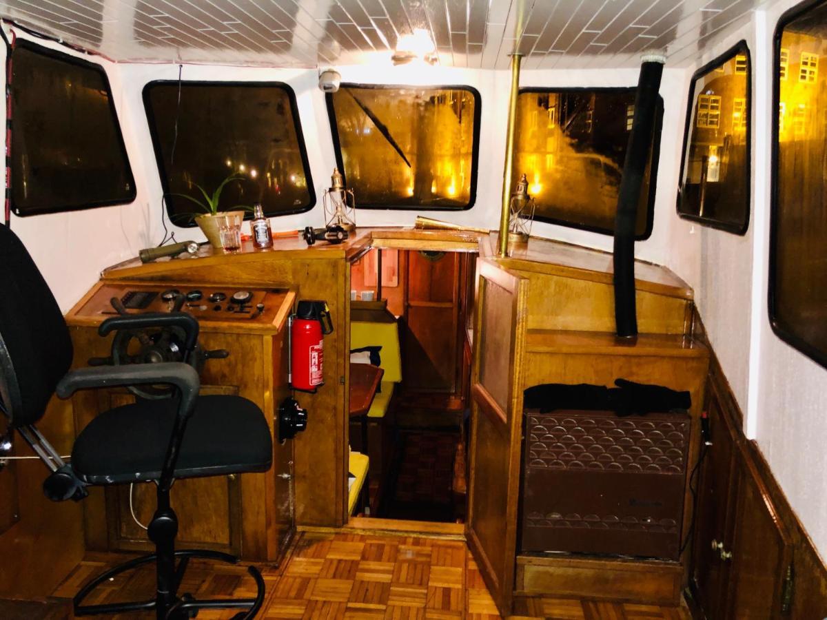 Botel Boat Center *