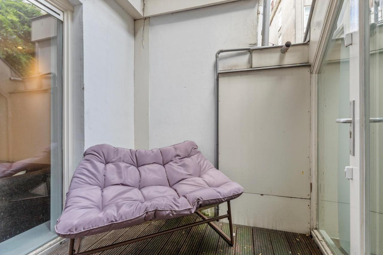 Spacious In Center With Private Patio Apartment *