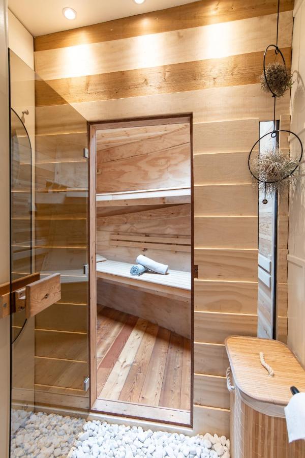 Houseboat Bed & Breakfast *