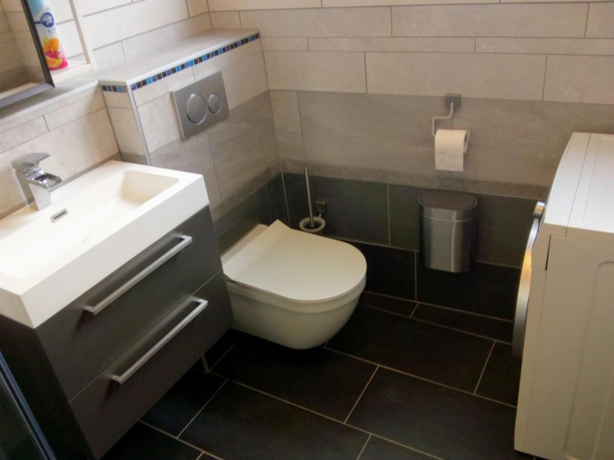 Aldo, Not For Parties, Not A Hotel, With Shared Bathroom, No Kitchen Homestay *