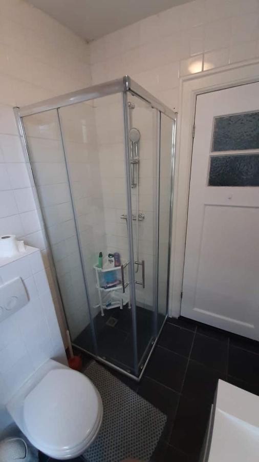 Michelle, Not For Parties, Not A Hotel, With Shared Bathroom, No Kitchen Homestay Amsterdam
