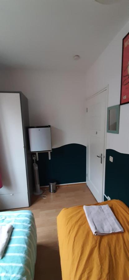 Michelle, Not For Parties, Not A Hotel, With Shared Bathroom, No Kitchen Homestay Amsterdam