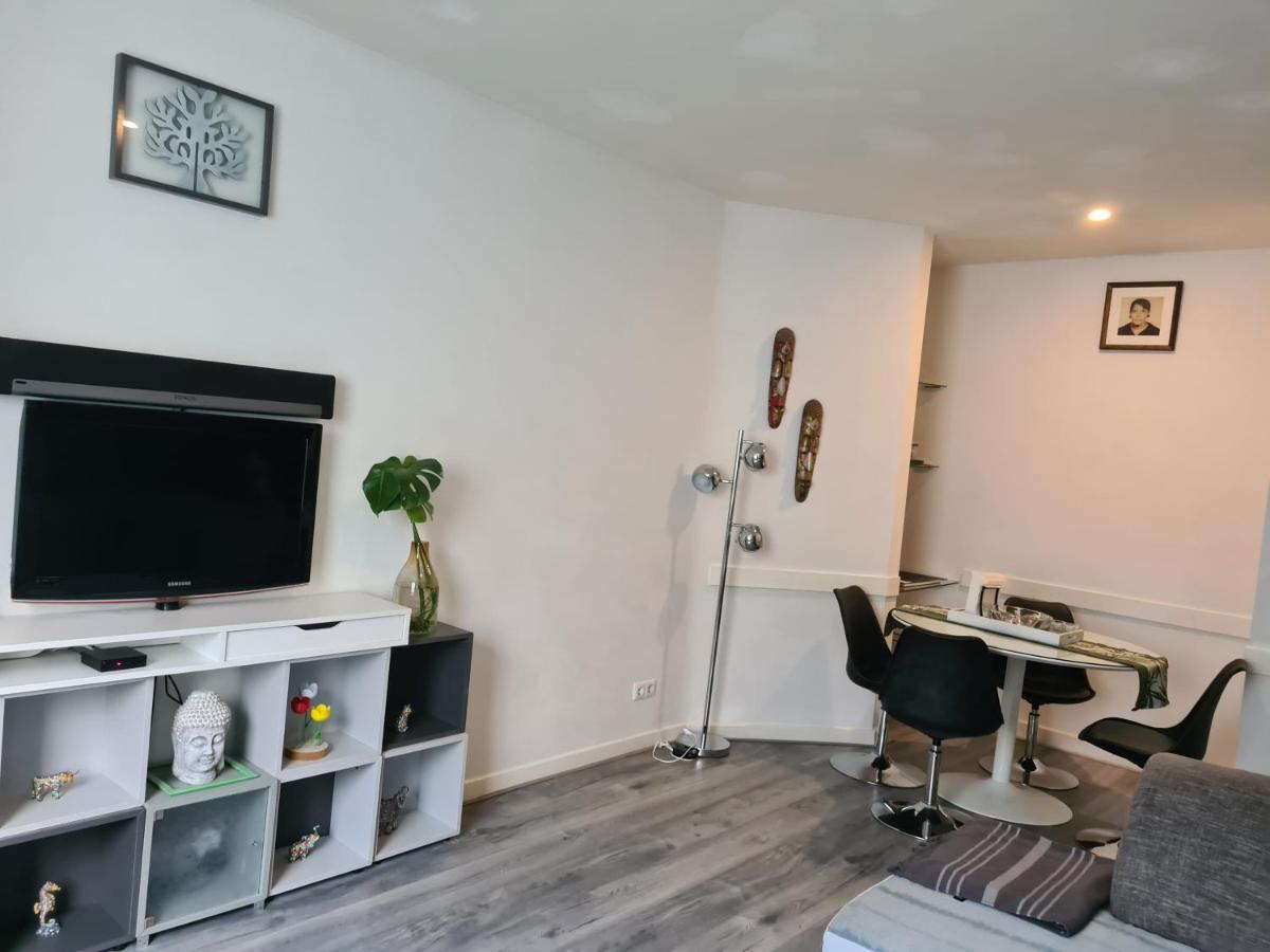 1 Bedroom 15 Min By Tram To Centre! *