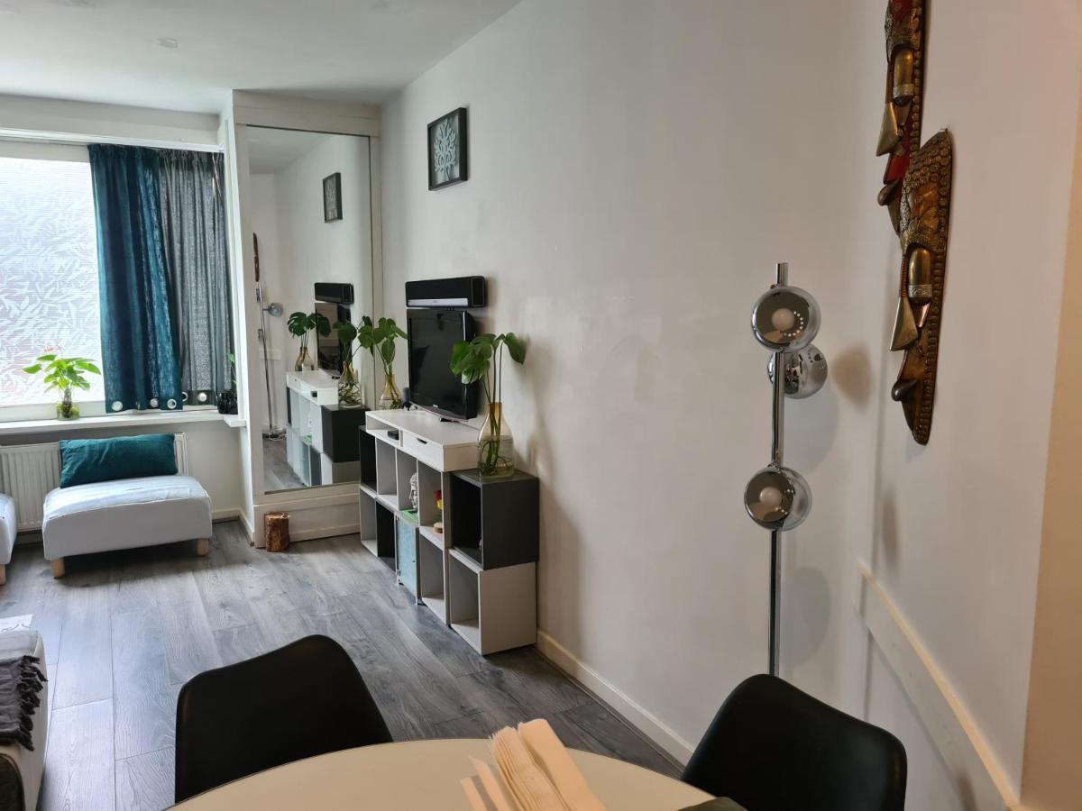 1 Bedroom 15 Min By Tram To Centre! *