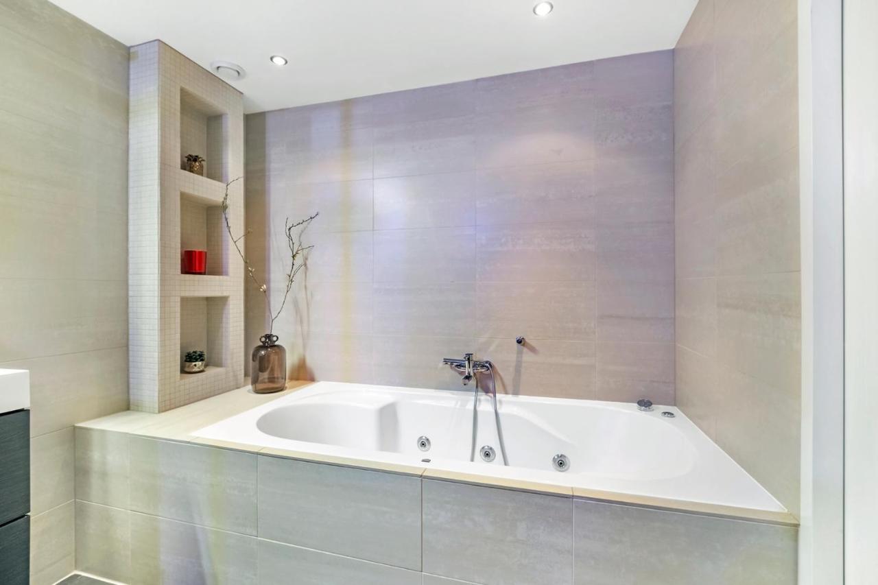 Apartment 170m2 With Jacuzzi & Steam Bath In Center Of *