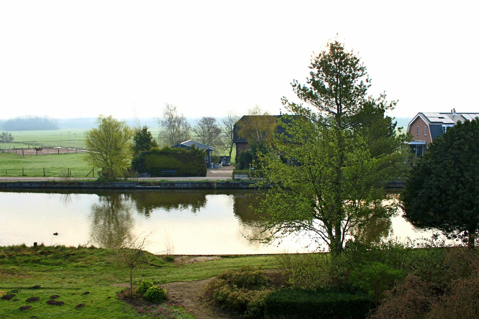 Gr8 Riverside Hotel