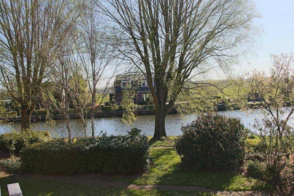 Gr8 Riverside Hotel