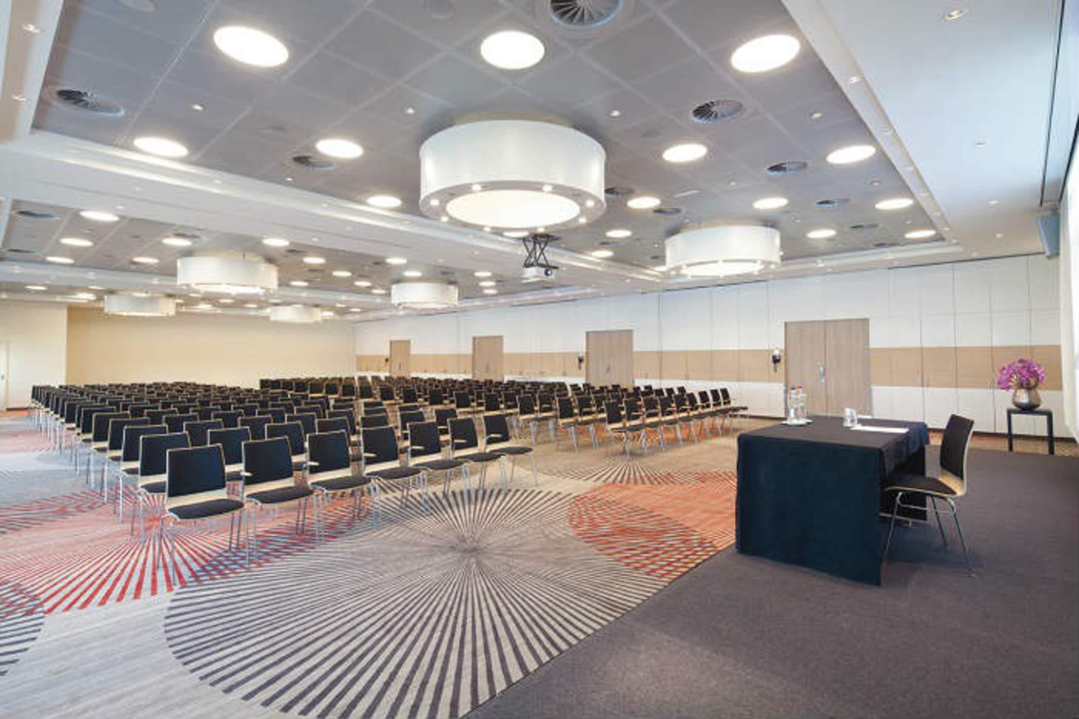 Hotel Mövenpick City Centre 4*