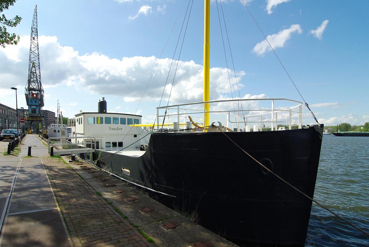 Magnificent Houseboat With A Stunning View! *