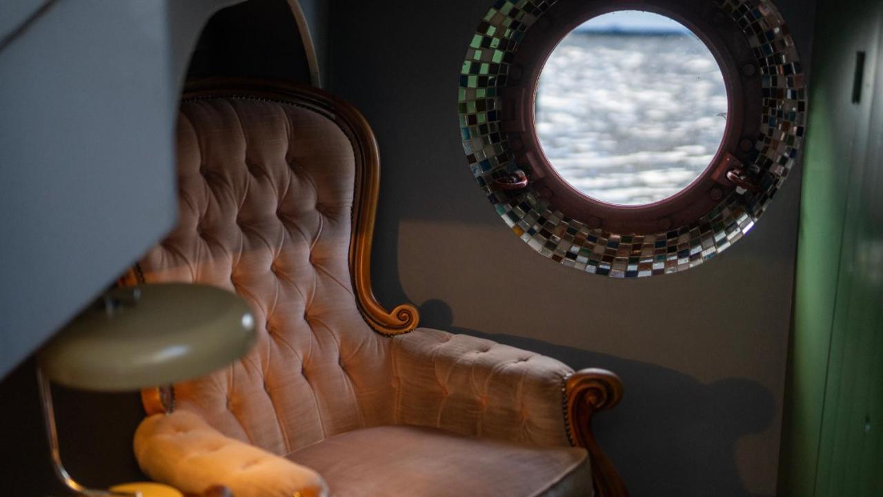 Bed & Breakfast Center - Houseboat By Captain Ricard *