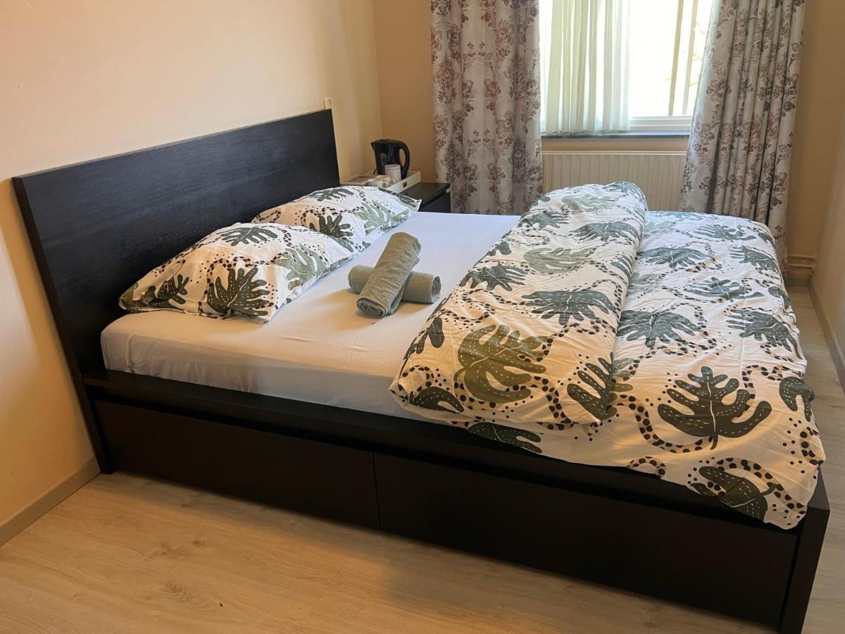 Homestay Private Bedroom In - 1 Min Walk Metro & Free Parking *