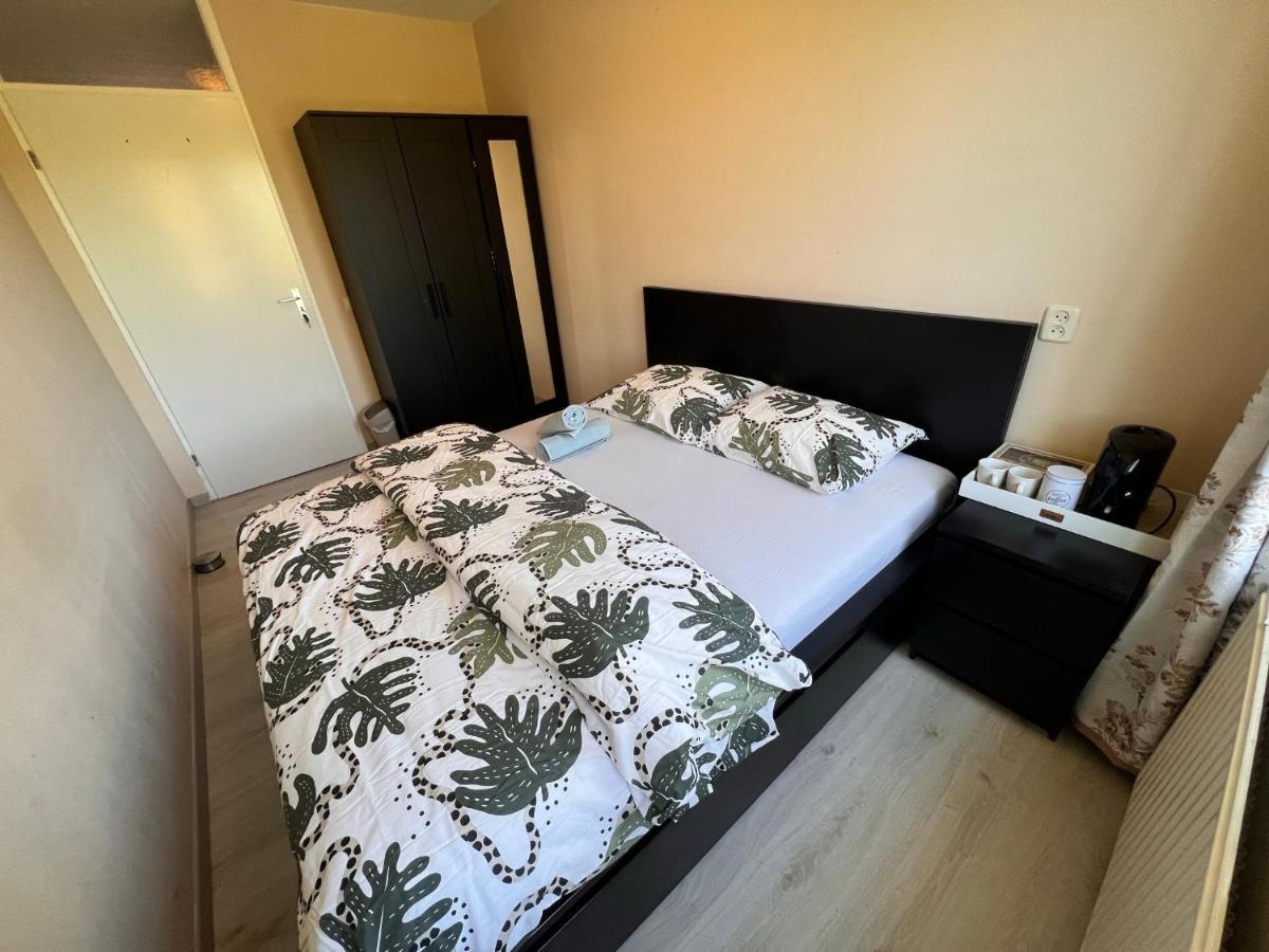 Homestay Private Bedroom In - 1 Min Walk Metro & Free Parking *