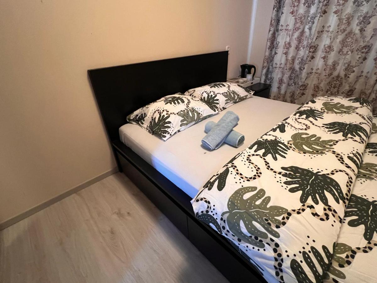 Private Bedroom In - 1 Min Walk Metro & Free Parking Amsterdam
