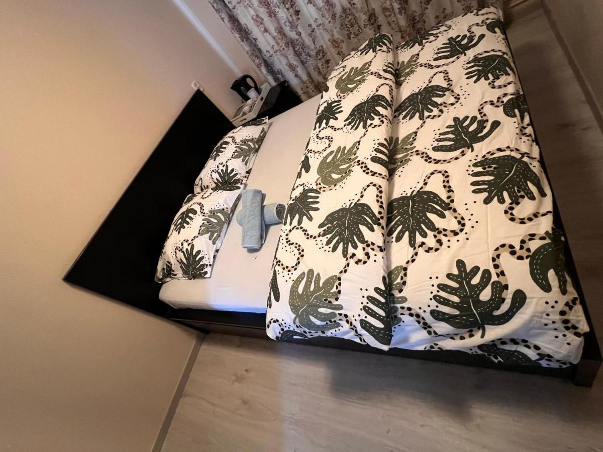 Private Bedroom In - 1 Min Walk Metro & Free Parking Homestay *