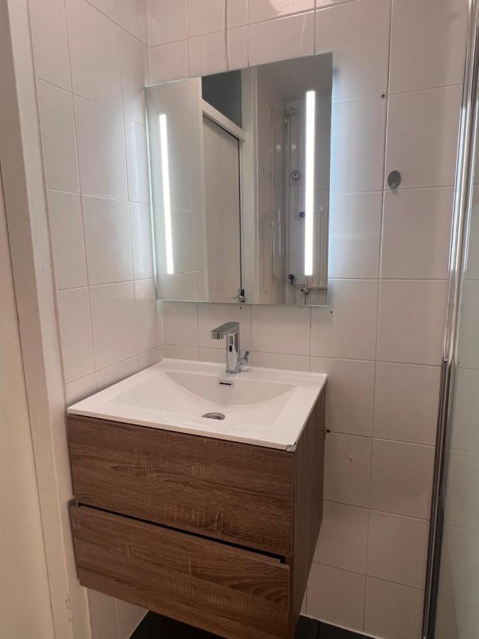 Private Bedroom In - 1 Min Walk Metro & Free Parking Homestay Amsterdam