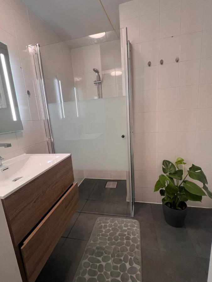 Private Bedroom In - 1 Min Walk Metro & Free Parking Homestay *