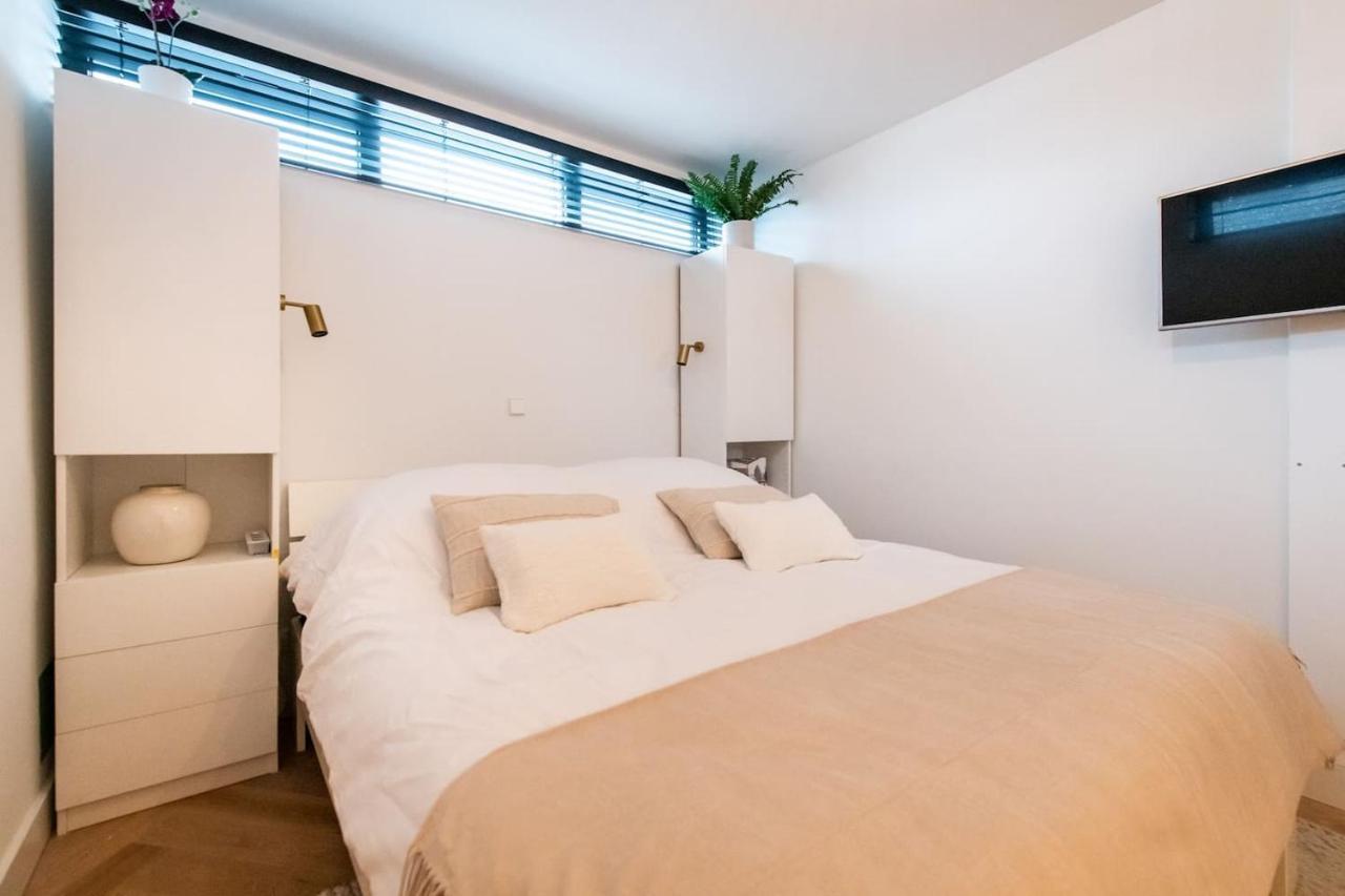 Beautiful Amstel Houseboat Apartment