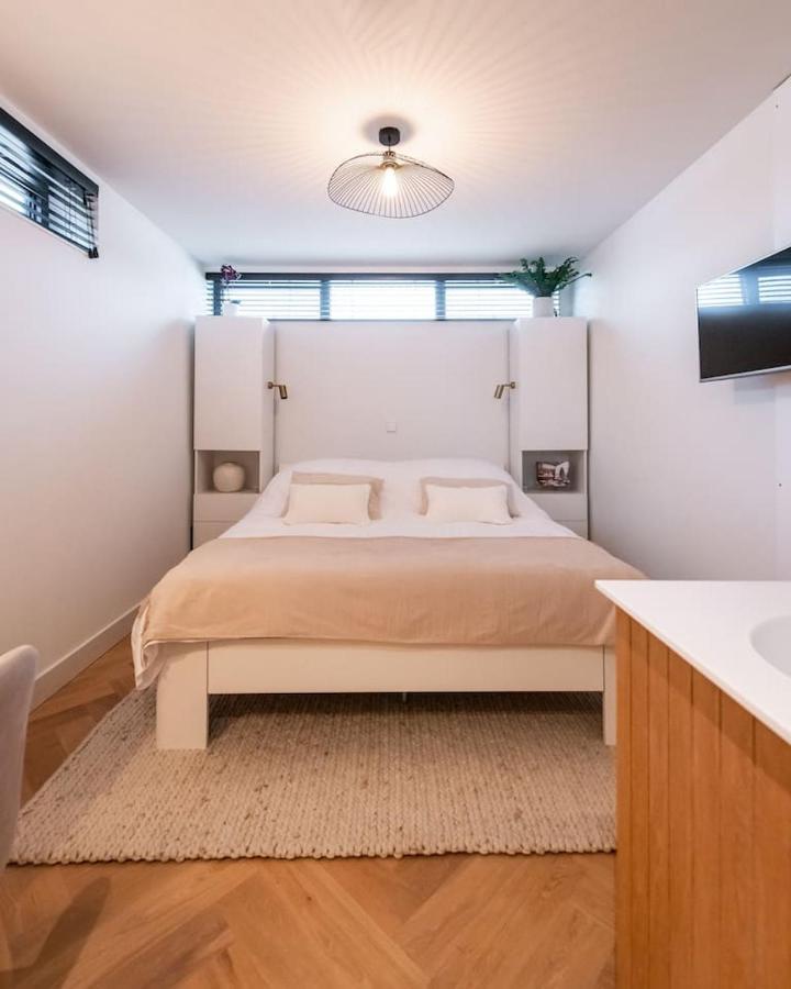 Beautiful Amstel Houseboat Apartment Amsterdam