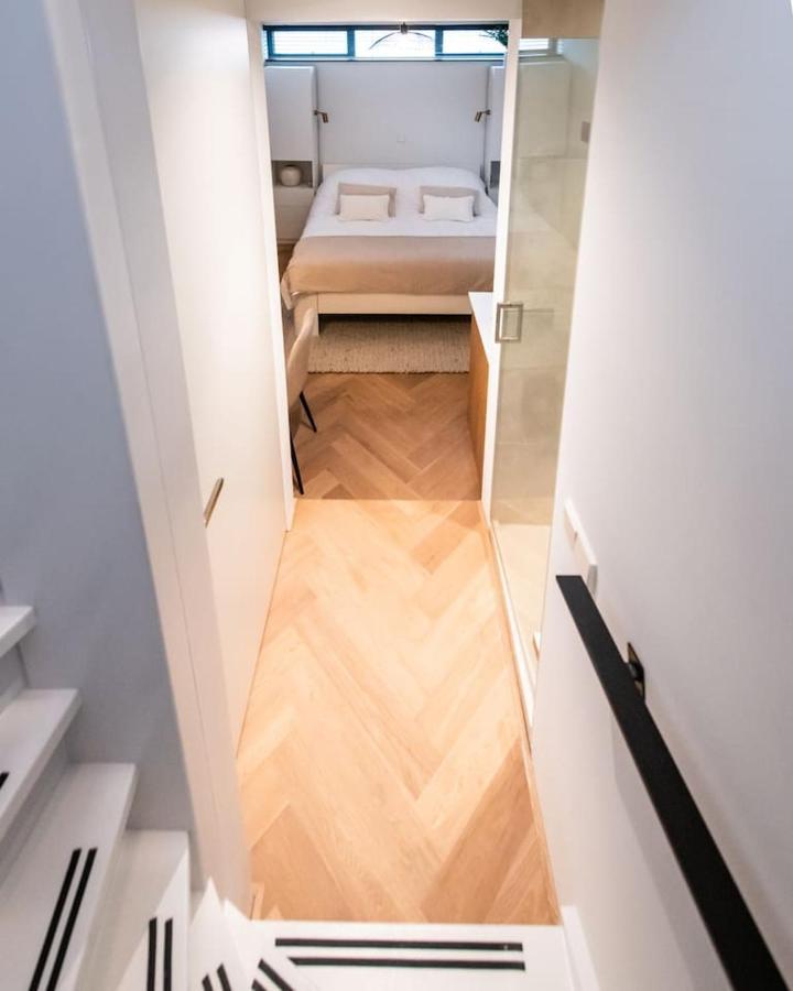 Beautiful Amstel Houseboat Apartment