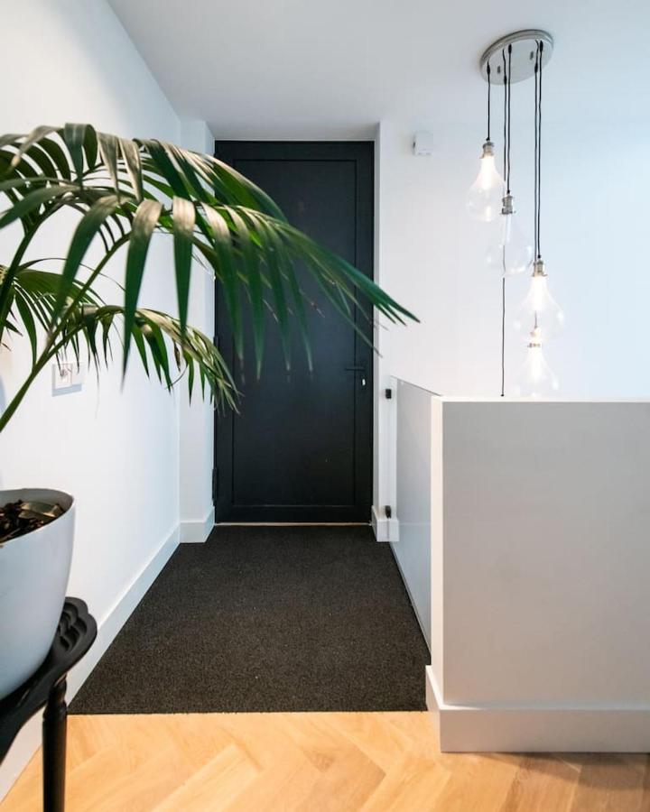 Beautiful Amstel Houseboat Apartment Amsterdam