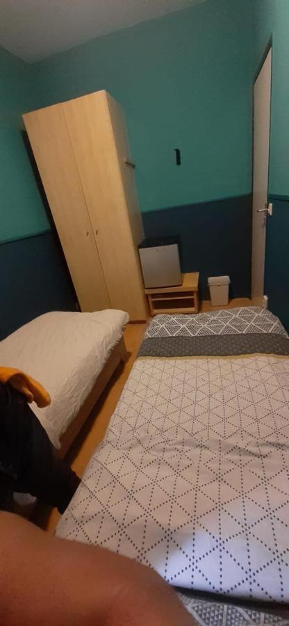 Charlotte, Not For Parties, Not A Hotel, With Shared Bathroom, No Kitchen *