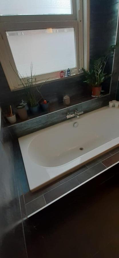 Bed & Breakfast Charlotte, Not For Parties, Not A Hotel, With Shared Bathroom, No Kitchen *