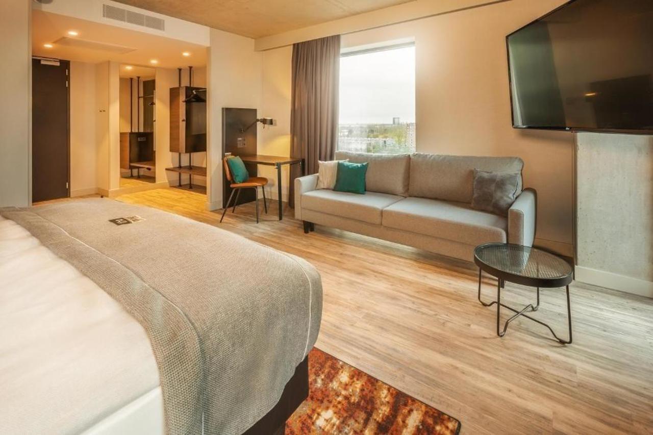 - The Niu, Fender Hotel