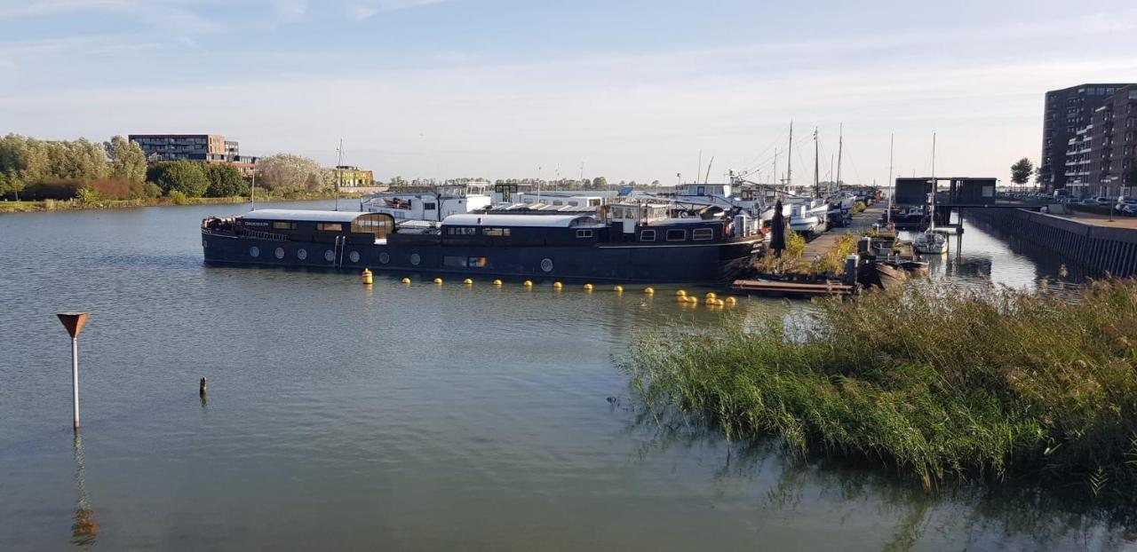 Wheelhouse Euphrate Houseboat Bed & Breakfast Diemerbrug