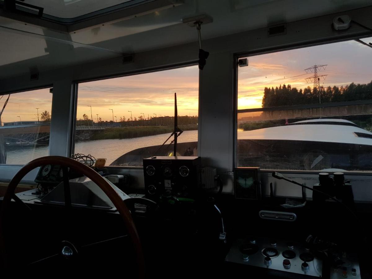 Wheelhouse Euphrate Houseboat Bed & Breakfast *
