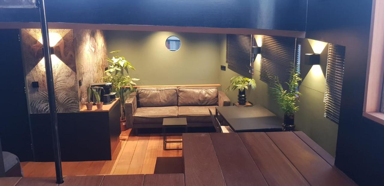 Wheelhouse Euphrate Houseboat Bed & Breakfast Diemerbrug