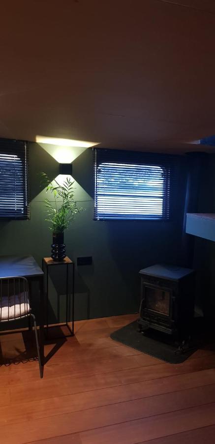 Bed & Breakfast Wheelhouse Euphrate Houseboat Diemerbrug