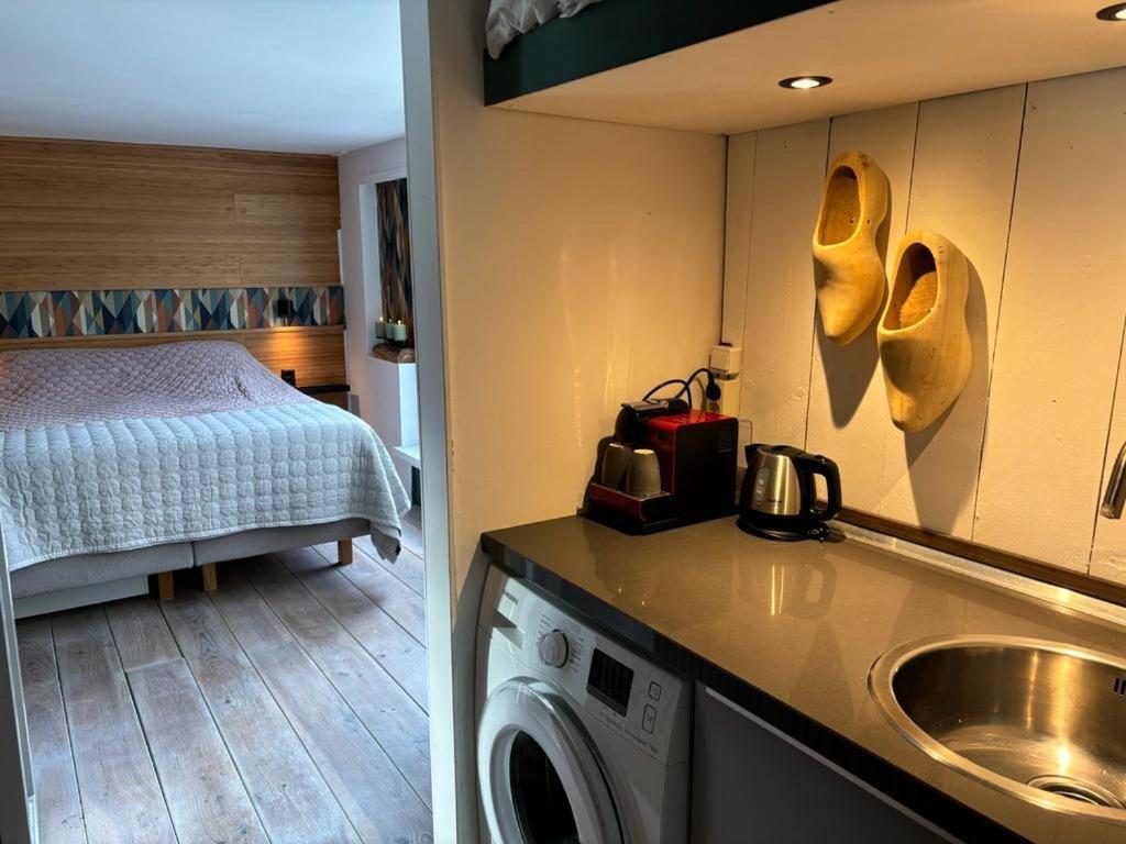 Bed & Breakfast Luxury On Robs Houseboat Special For Couples Amsterdam