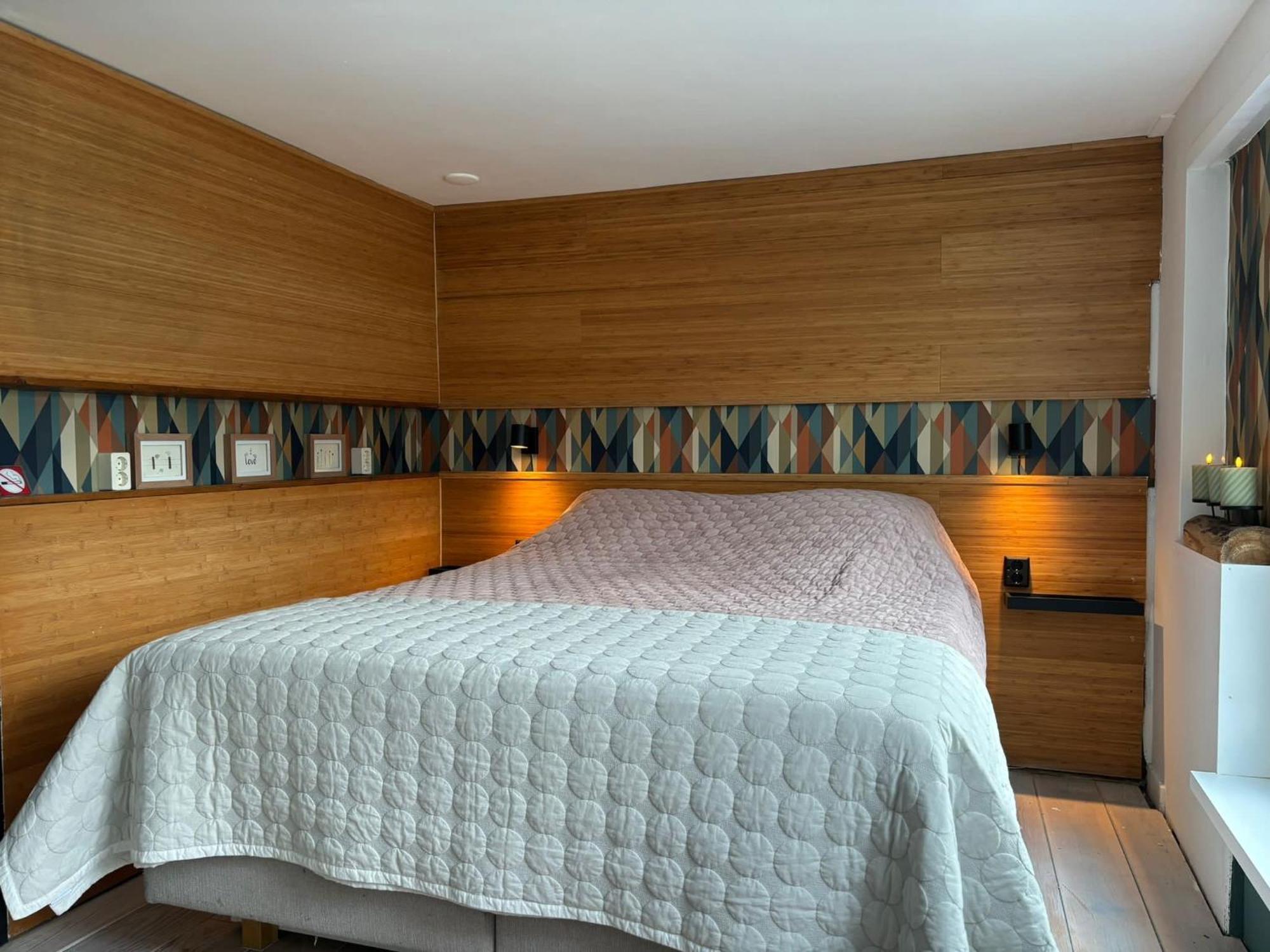Bed & Breakfast Luxury On Robs Houseboat Special For Couples *