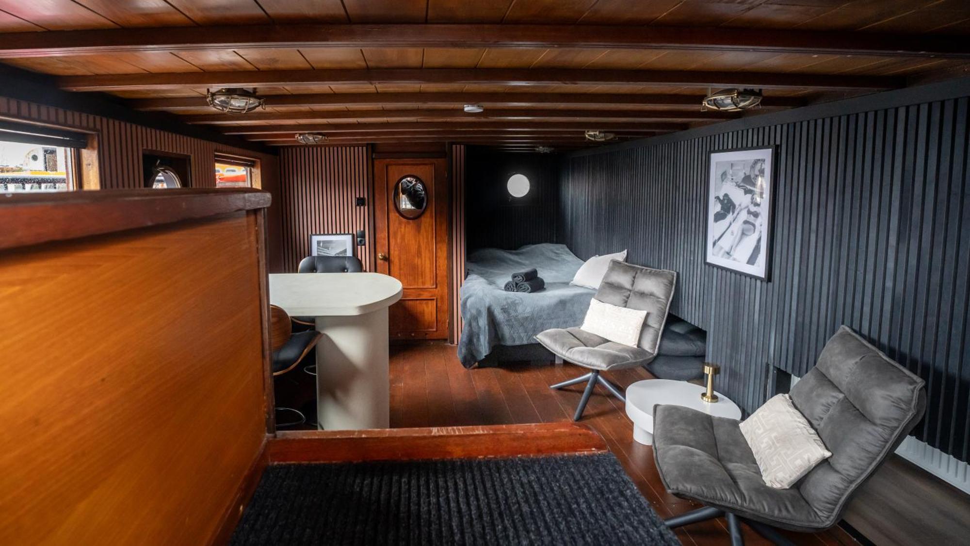 Houseboat-amsterdam-classic * Amsterdam
