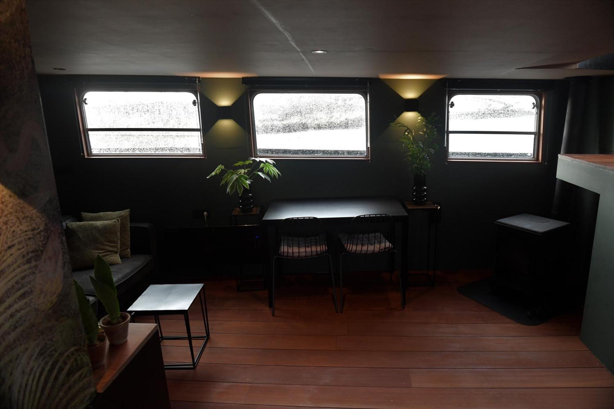 Wheelhouse Euphrate Houseboat * Diemerbrug