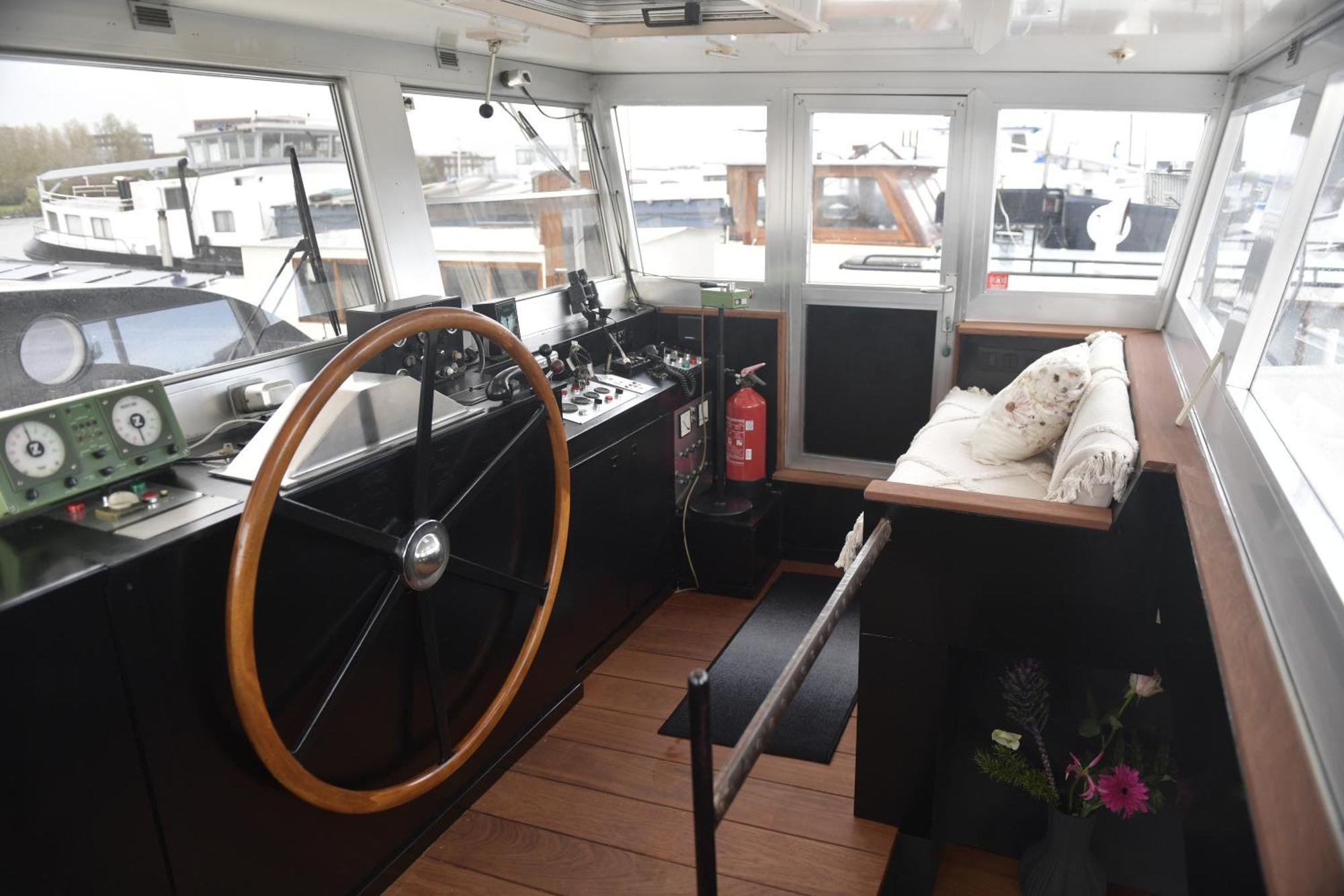 Wheelhouse Euphrate Houseboat * Diemerbrug