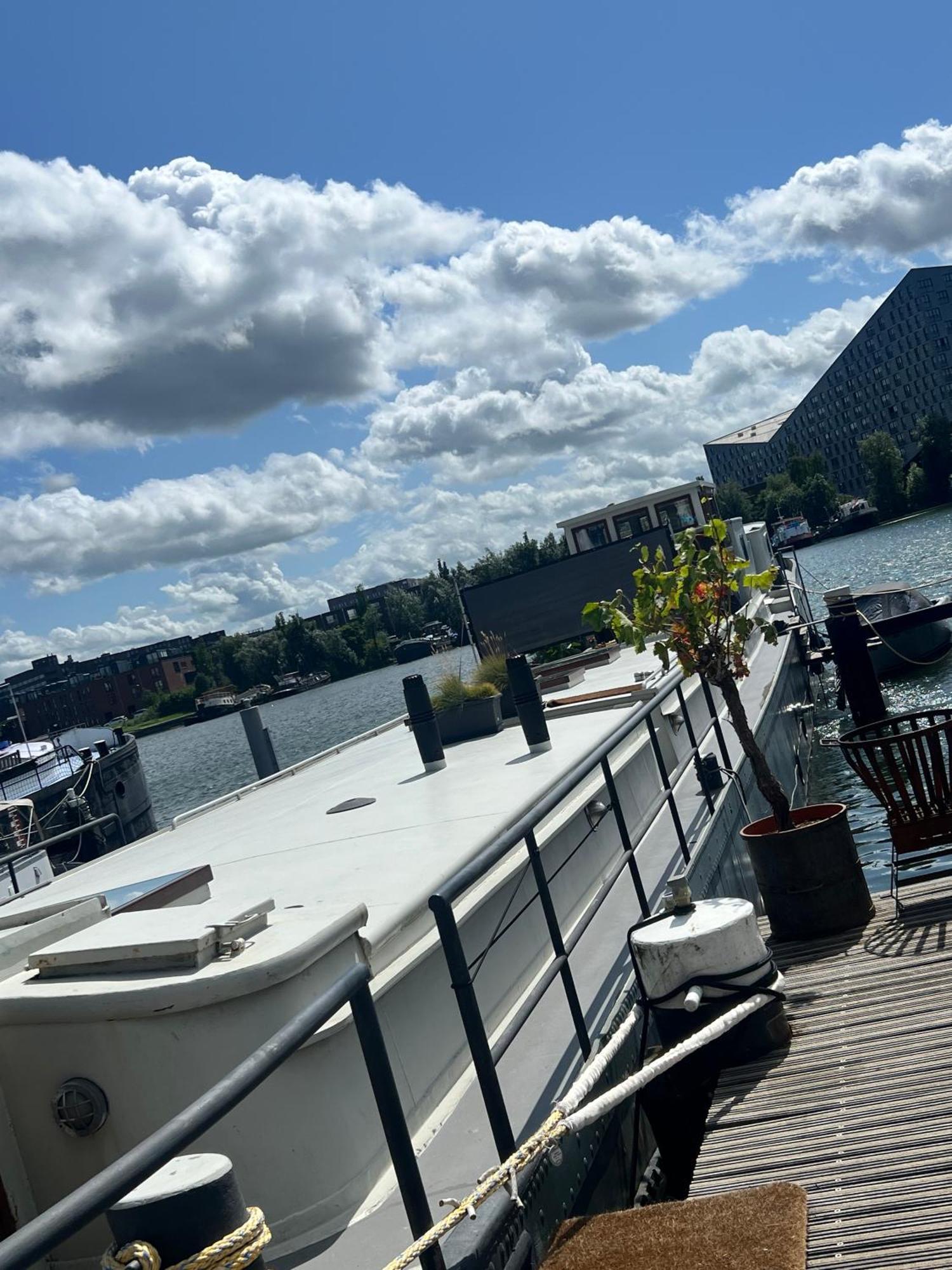 Bed & Breakfast Boat & Boost *