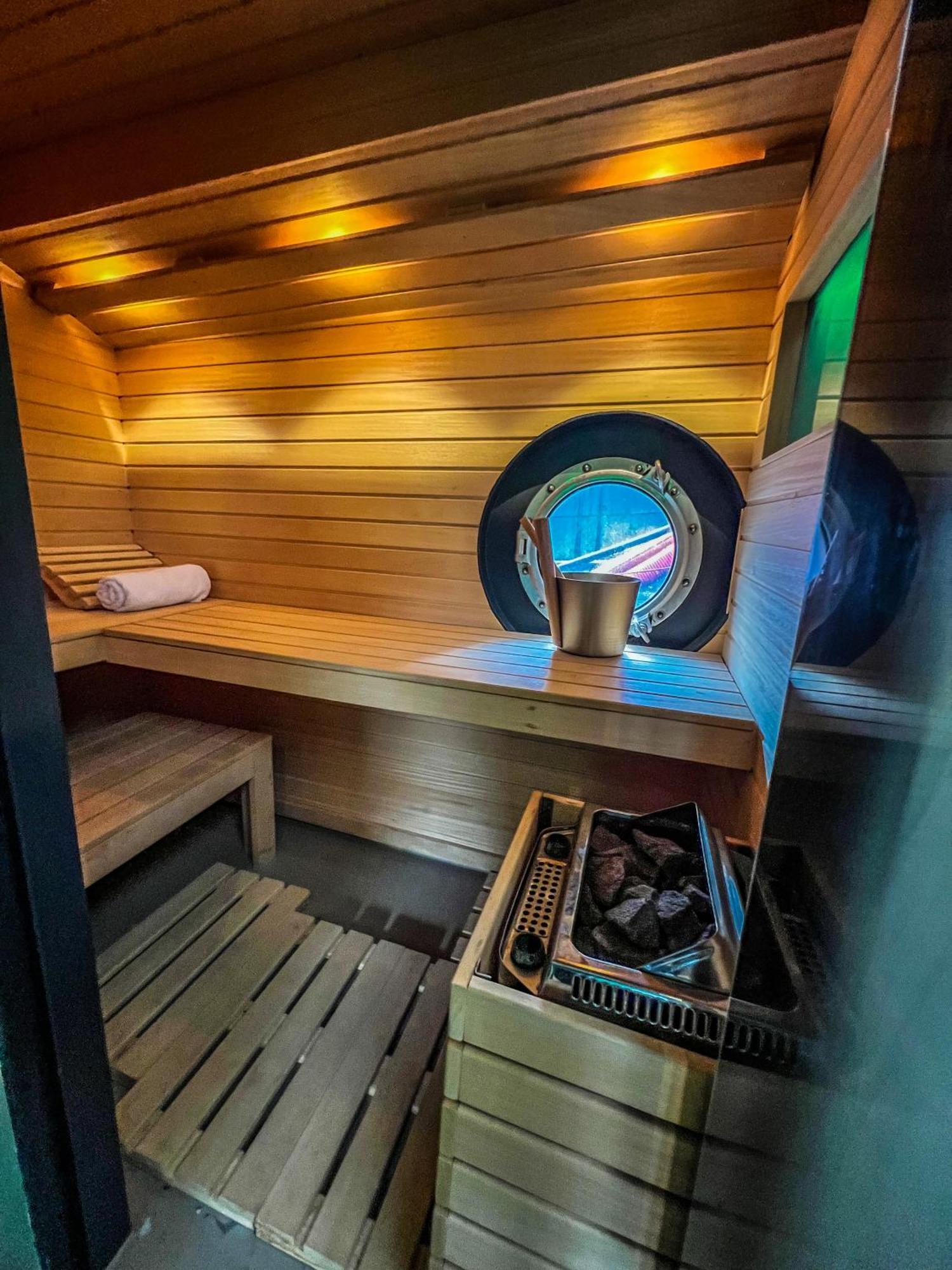 Bed & Breakfast Boat & Boost