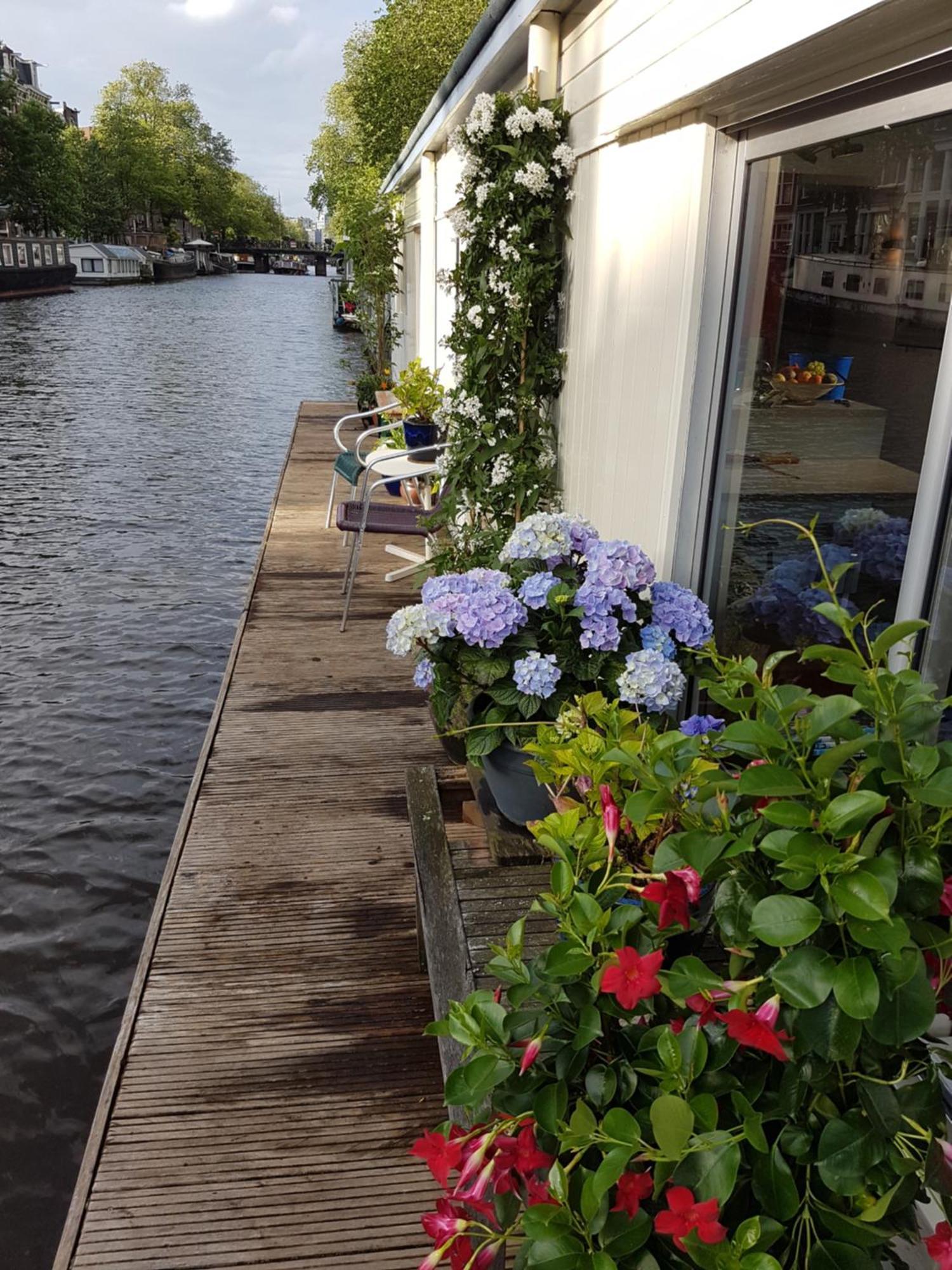 Pantheos Houseboat Botel