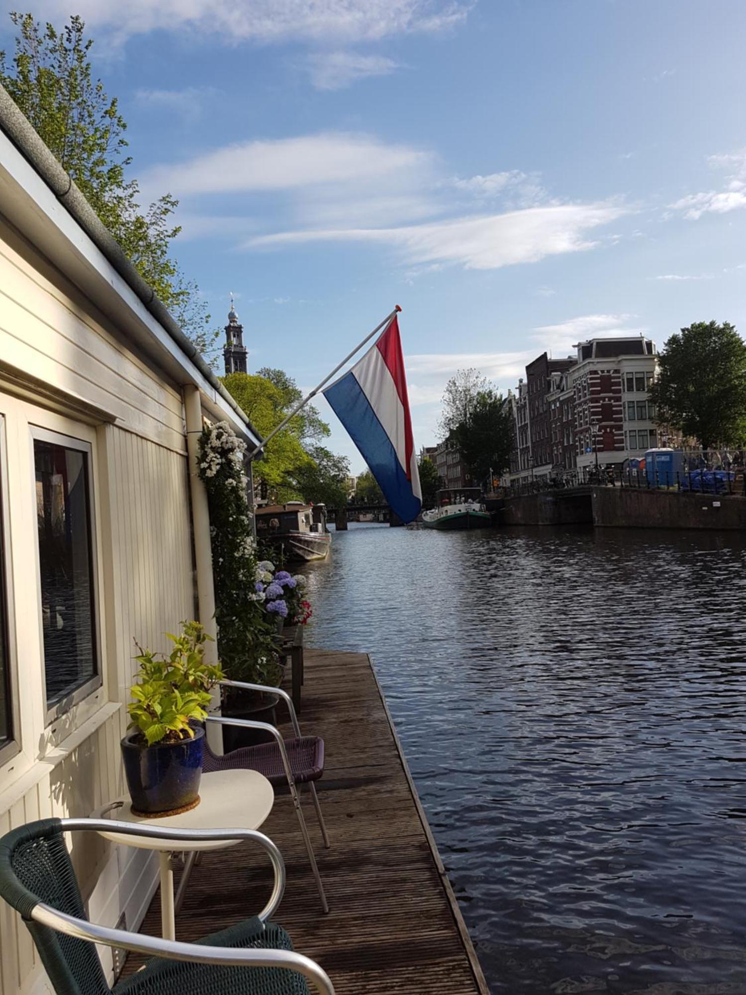 Pantheos Houseboat Botel *