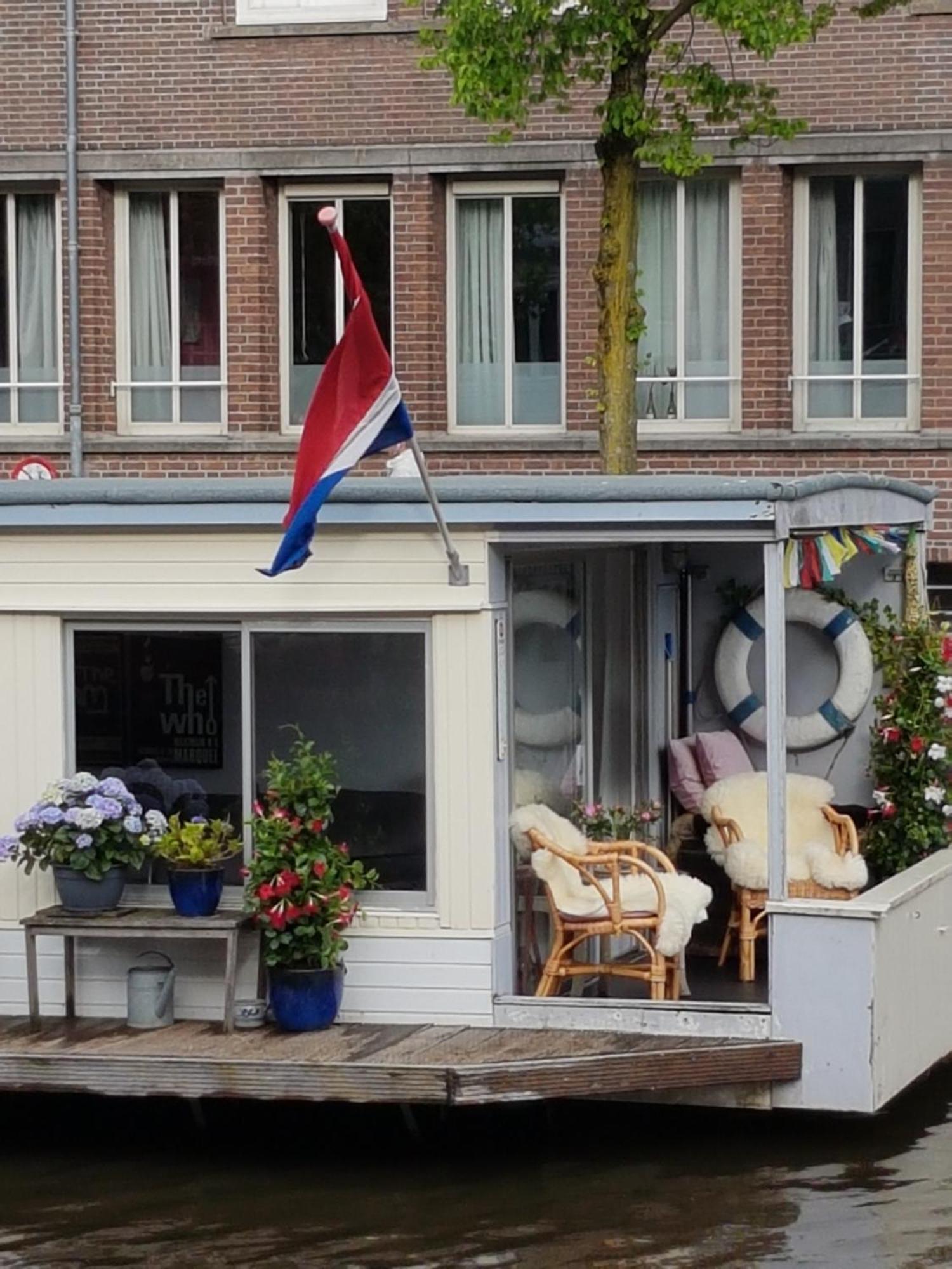 Botel Pantheos Houseboat *