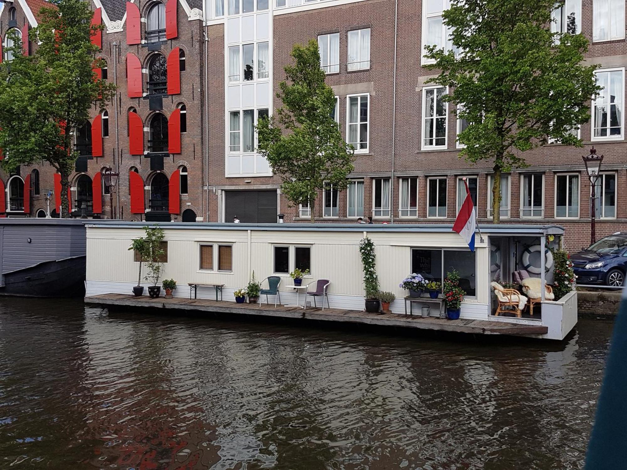 Botel Pantheos Houseboat *