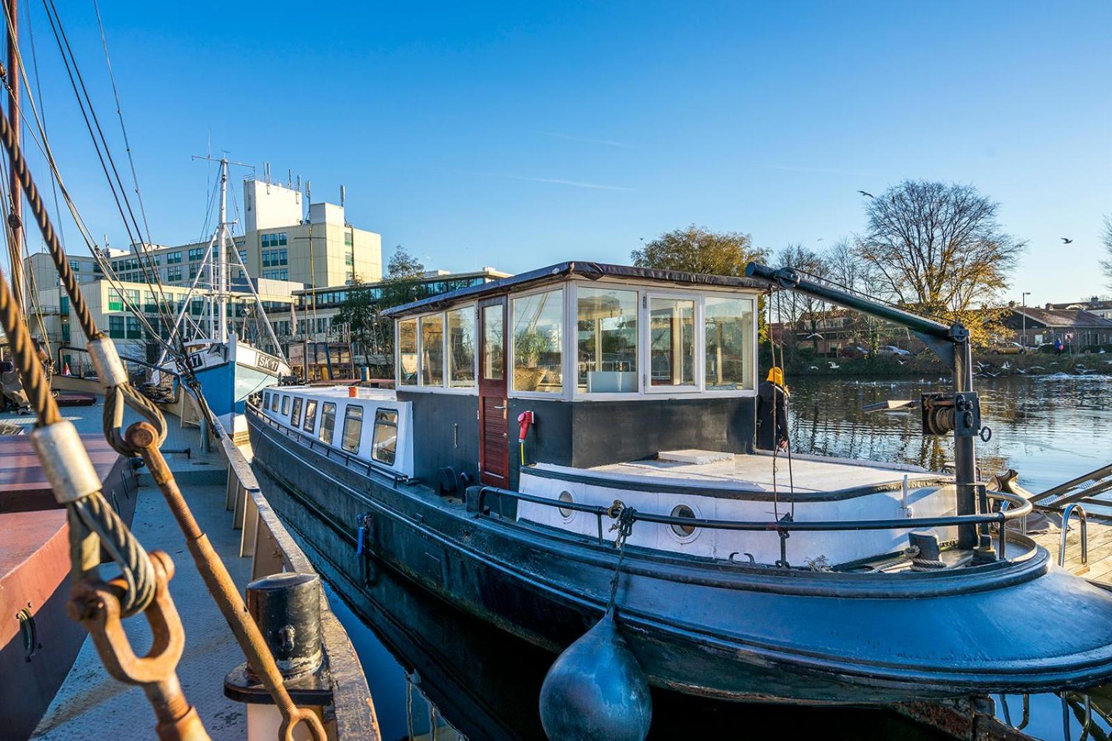Botel Asile Flottant *