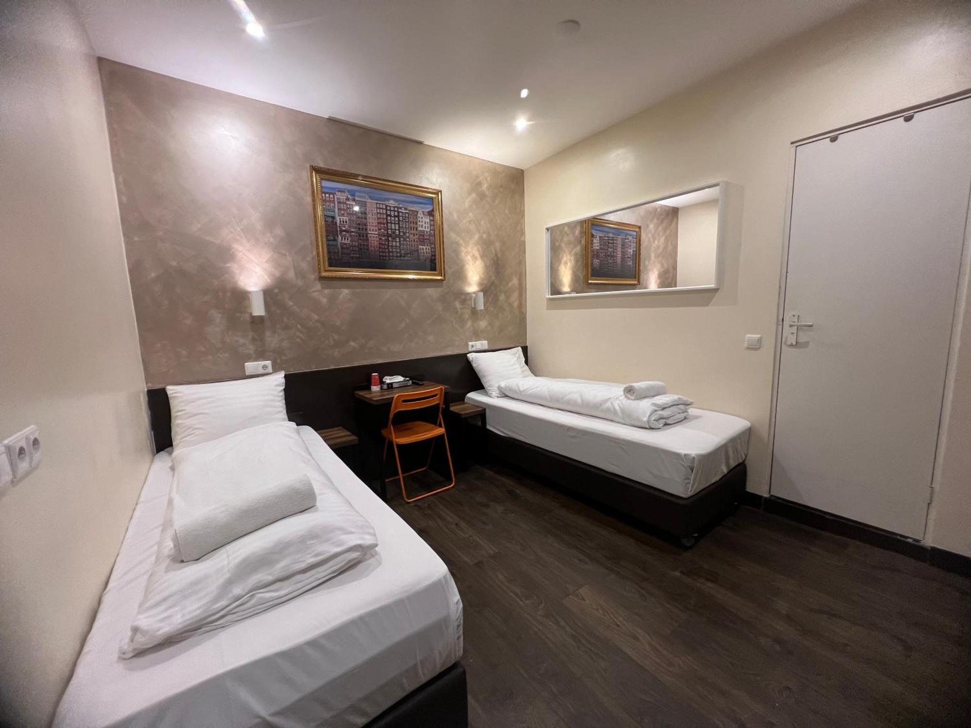 Dam Hotel 2*