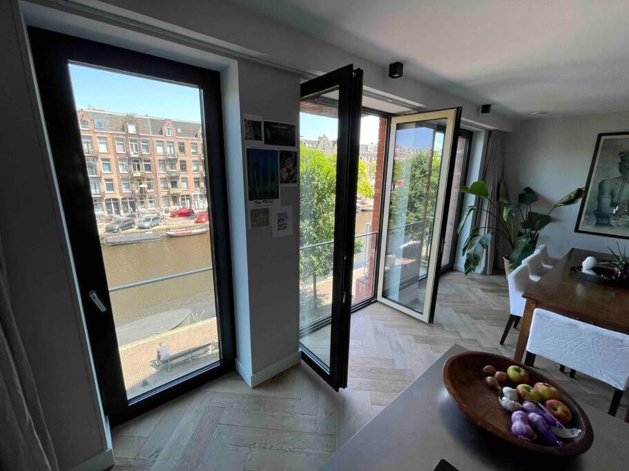Trendy Spacious, Canal Terrace Apartment *